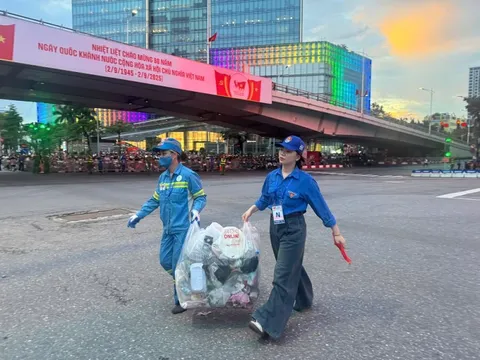 Đường phố sạch bóng rác sau đêm sơ duyệt diễu binh, diễu hành kỷ niệm 80 năm Cách mạng tháng Tám
