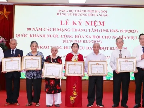 Phường Đông Ngạc trao Huy hiệu Đảng cho 100 đảng viên đợt 2/9