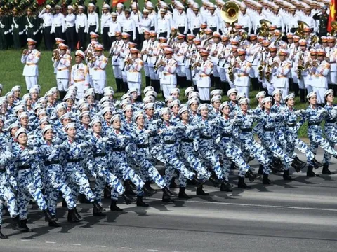 Nhân dân phấn khởi xem buổi sơ duyệt diễu binh, diễu hành tại Quảng Trường Ba Đình