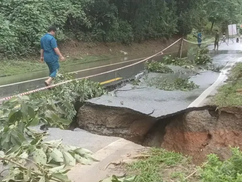 Đặt biển cảnh báo, bố trí trực gác tại các vị trí sạt lở trên quốc lộ