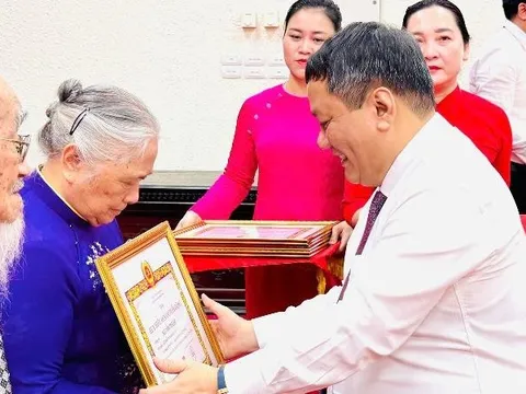 Xã Thanh Trì trao Huy hiệu Đảng cho 62 đảng viên