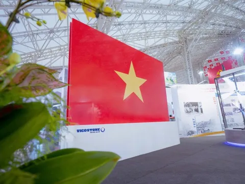 Bộ Xây dựng trưng bày cờ Tổ quốc làm từ đá nhân tạo nguyên tấm Vicostone lớn nhất Việt Nam