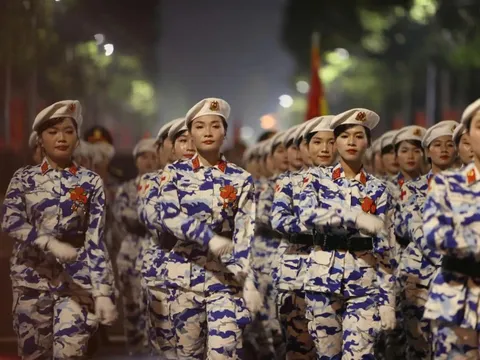 Khối nữ gây ấn tượng mạnh trong buổi sơ duyệt diễu binh, diễu hành