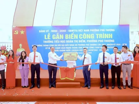 Phú Thượng gắn biển công trình trường TH Đoàn Thị Điểm: Chào Đại hội Đảng bộ và Quốc khánh 2/9