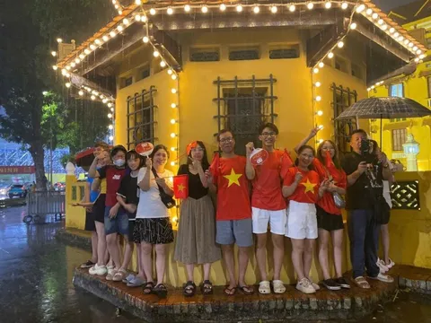 Người dân Hà Nội đội mưa chờ xem tổng duyệt diễu binh, diễu hành