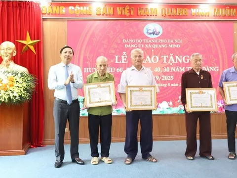 Đảng ủy xã Quang Minh trang trọng tổ chức Lễ trao Huy hiệu Đảng đợt 2/9