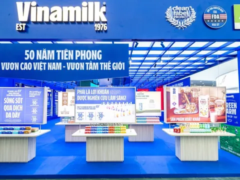 Người dân thích thú trải nghiệm không gian trưng bày của Vinamilk tại Triển lãm thành tựu đất nước 80 năm