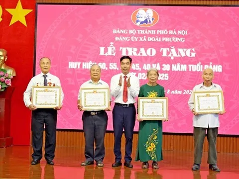 Xã Đoài Phương trao Huy hiệu Đảng tặng các đảng viên