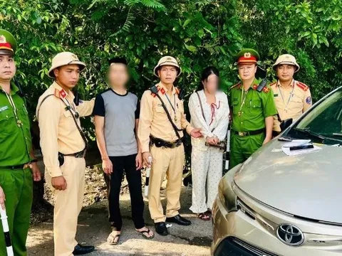 Hà Nội: Đang làm nhiệm vụ, Cảnh sát giao thông phát hiện, bắt giữ một phụ nữ tàng trữ ma túy