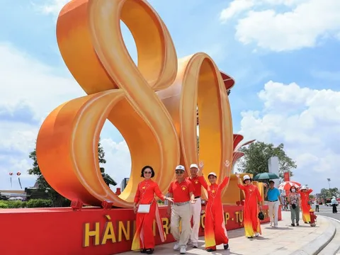 Triển lãm Thành tựu đất nước thu hút đông đảo người dân đến tham quan