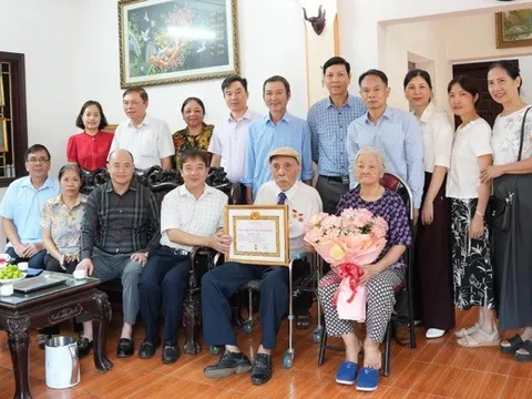 Phường Sơn Tây trao Huy hiệu Đảng tại nhà cho các đảng viên