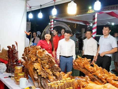 Khai mạc Tuần hàng Việt diễn ra trên địa bàn phường Sơn Tây