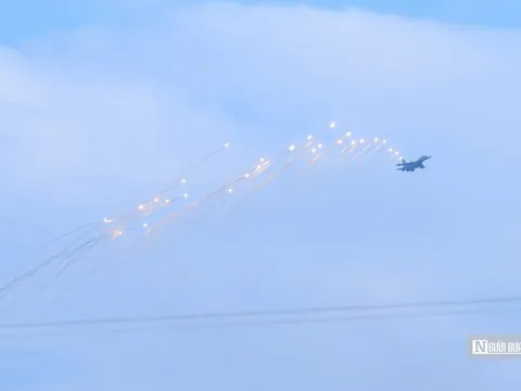 Dàn tiêm kích SU-30MK2 thả bẫy nhiệt trên bầu trời Hà Nội
