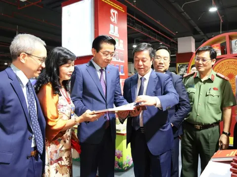 Ra mắt 2 ấn phẩm đặc biệt về Đảng Cộng sản Việt Nam và lực lượng công an