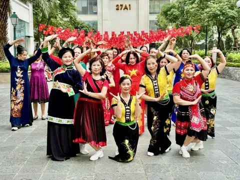 Phụ nữ phường Phú Diễn đồng diễn dân vũ chào mừng Quốc khánh 2/9