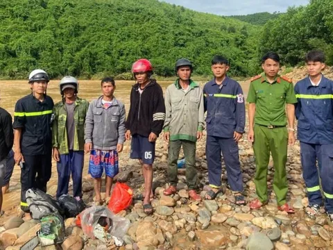Quảng Trị: Cứu nạn thành công 5 người dân sau 4 giờ vật lộn với dòng lũ xiết