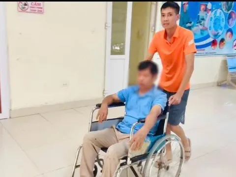 Trên đường đi làm nhiệm vụ, Đại úy Cảnh sát giao thông hỗ trợ người gặp nạn