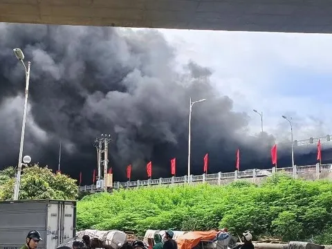 Hà Nội: Nhanh chóng khống chế vụ cháy ở chân cầu Vĩnh Tuy