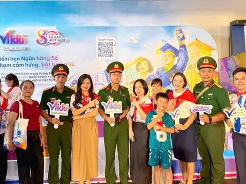 Vikki Bank tặng 1.100 điện thoại thông minh cho người nghèo