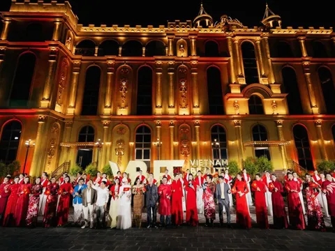 Hoa hậu, Á hậu cùng thí sinh Hoa hậu Hoà bình Việt Nam 2025 tỏa sáng trên sàn diễn