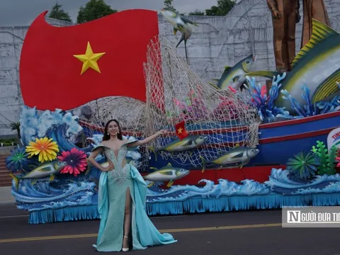 Hoa hậu đại sứ du lịch Việt Nam Đinh Thị Hoa rạng rỡ trong lễ hội đường phố tại Gia Lai