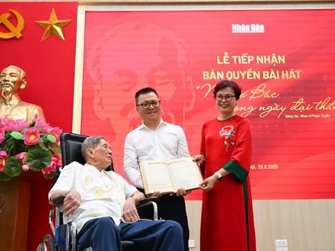 Nhạc sĩ Phạm Tuyên trao tặng bài 'Như có Bác trong ngày đại thắng' cho báo Nhân dân