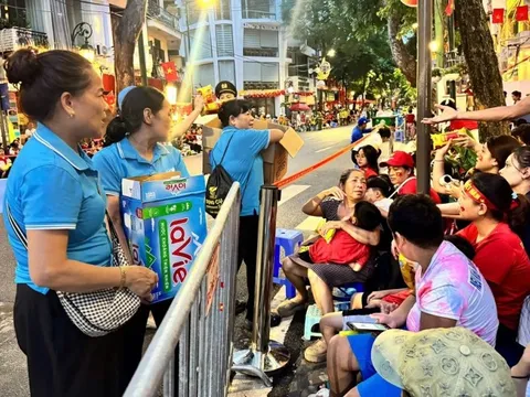 Hành động đẹp của Hội LHPN phường Hoàn Kiếm hỗ trợ người dân xem tổng duyệt diễu binh, diễu hành