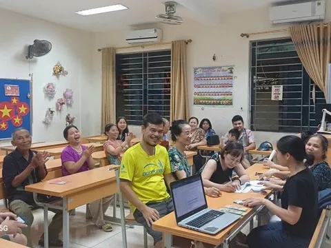 Người dân phường Ba Đình phấn khởi nhận quà của Nhà nước ngay trong Tết Độc lập