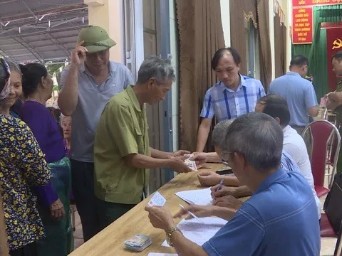 Người dân xã Vân Đình phấn khởi nhận tiền quà Tết độc lập