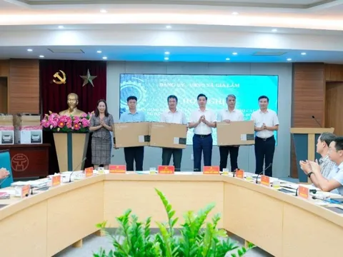 Xã Gia Lâm: Bàn giao máy tính, máy in, hỗ trợ người dân thực hiện nhiệm vụ chuyển đổi số