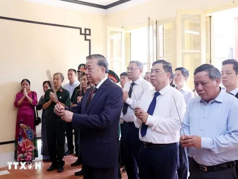 Tổng Bí thư Tô Lâm dâng hương tưởng niệm Chủ tịch Hồ Chí Minh tại Di tích nhà số 48 Hàng Ngang