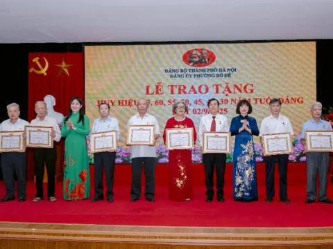 Đảng ủy phường Bồ Đề trao tặng Huy hiệu Đảng đợt 2/9/2025 cho các đảng viên lão thành