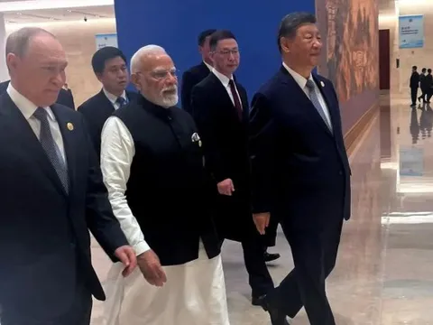 Khoảnh khắc ông Putin, ông Modi và ông Tập Cận Bình sánh vai bước đi tại hội nghị SCO