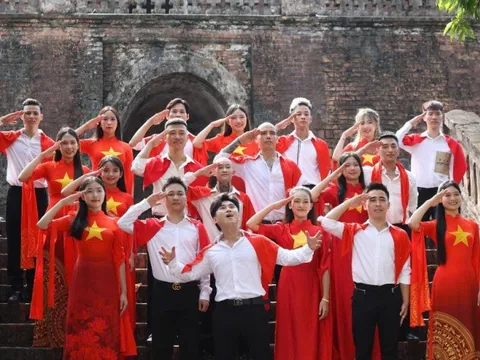 Áo dài truyền thống đồng hành cùng MV “Đất Nước Trọn Niềm Vui”