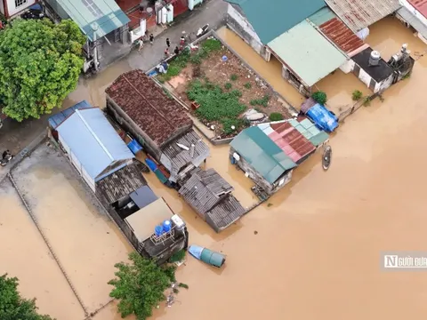 Nước lũ tràn qua đê sông Bùi, nhiều nơi ở ngoại thành Hà Nội ngập sâu