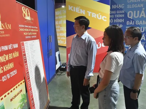 Phó Thủ tướng Mai Văn Chính thị sát các gian hàng tại Triển lãm '80 năm hành trình Độc lập - Tự do - Hạnh phúc'