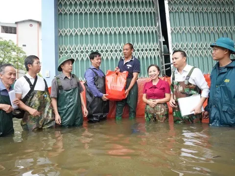 Lãnh đạo phường Sơn Tây thăm, tặng quà các gia đình bị ngập nước do ảnh hưởng bão số 5