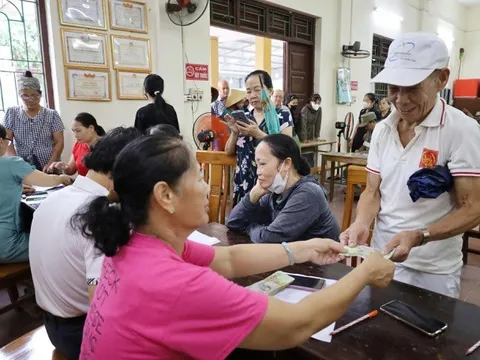 Phường Tùng Thiện chi trả hơn 4 tỷ đồng tiền quà cho nhân dân