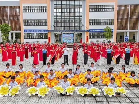 Phụ nữ xã Ứng Thiên chào mừng 80 năm Cách mạng Tháng Tám và Quốc khánh 2/9