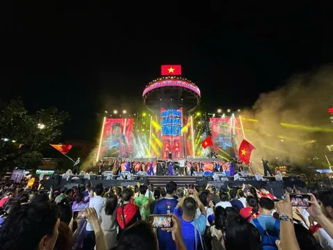 Người dân nô nức hòa mình vào không khí Tết Độc lập quanh Hồ Gươm