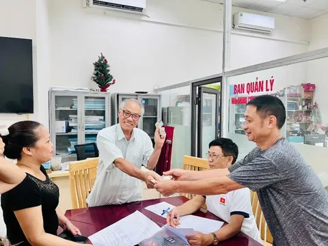 Người dân Tây Hồ rộn ràng nhận quà 80 năm Quốc khánh