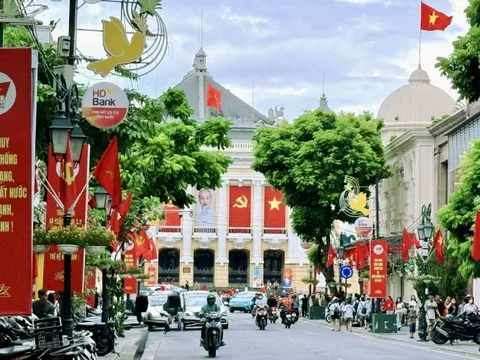 Đường phố Hà Nội rực rỡ sắc cờ hoa chào mừng Quốc khánh 2/9