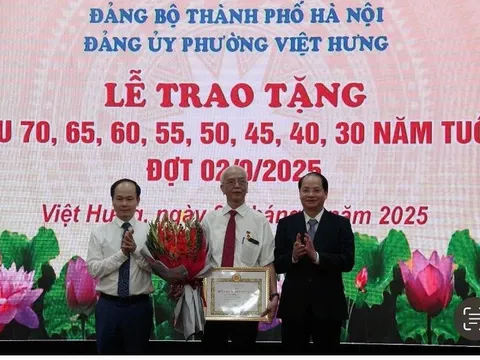 Đảng ủy phường Việt Hưng, TP Hà Nội trao Huy hiệu cho 124 đảng viên