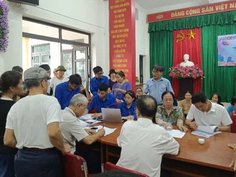 Xã Phù Đổng, TP Hà Nội: Người dân phấn khởi nhận phần quà 100.000 đồng