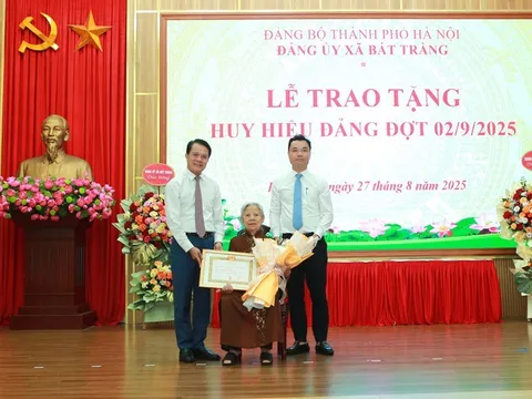 Đảng bộ xã Bát Tràng, TP Hà Nội trao Huy hiệu Đảng cho các đảng viên nhân kỷ niệm Quốc khánh 2/9