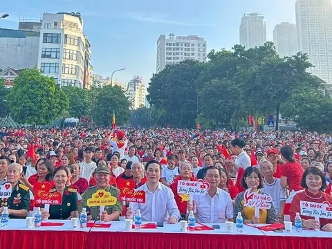 Người dân Cầu Giấy hào hứng xem A80 tại điểm cầu tiếp sóng Công viên Cầu Giấy