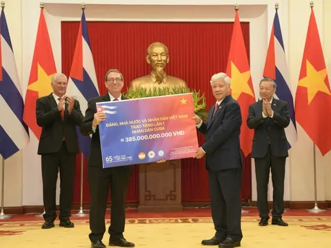 Việt Nam trao tặng đợt 1 gần 385 tỷ đồng tới nhân dân Cuba sau 20 ngày vận động