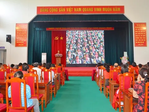 Cán bộ và nhân dân phường Tùng Thiện theo dõi diễu binh, diễu hành qua màn hình led