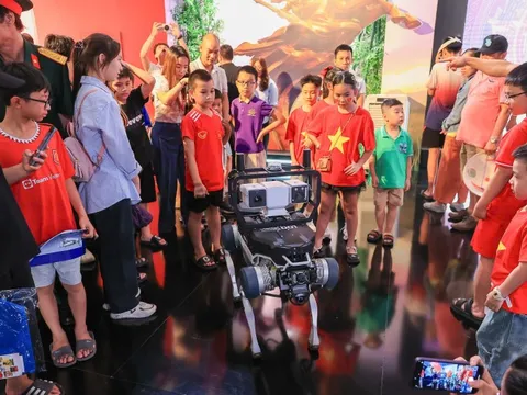 Trải nghiệm công nghệ thực tế ảo 'hút' khách tham quan tại khu vực triển lãm của Quân đội