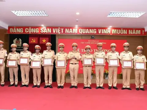 Bản tin 3/9: Khen thưởng lực lượng Cảnh sát giao thông tăng cường phục vụ A80